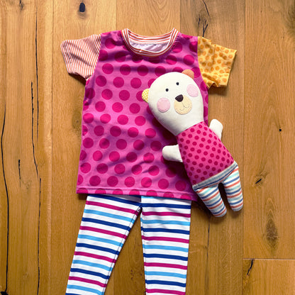 DĚTSKÉ TRIČKO S KULATÝM VÝSTŘIHEM A RŮŽOVÝM MEDVÍDKEM