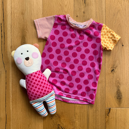 DĚTSKÉ TRIČKO S KULATÝM VÝSTŘIHEM A RŮŽOVÝM MEDVÍDKEM